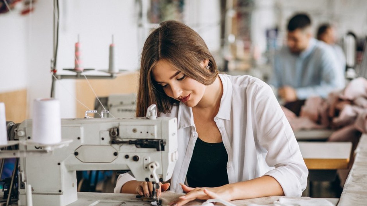 Trabajadora en taller de confección